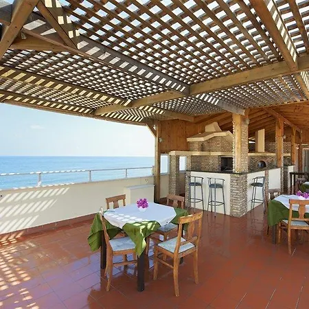 Irini Hotel apartamentowy 4*