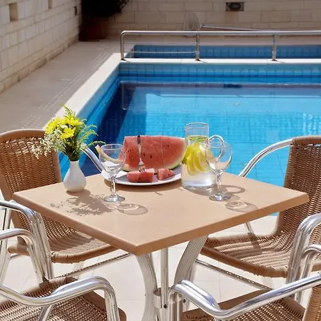 Aparthotel Irini